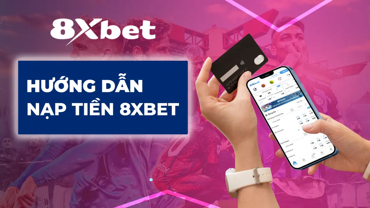 Một anh chàng đang hiển thị nền tảng 8xbet trên điện thoại để hướng dẫn gửi tiền 8xbet